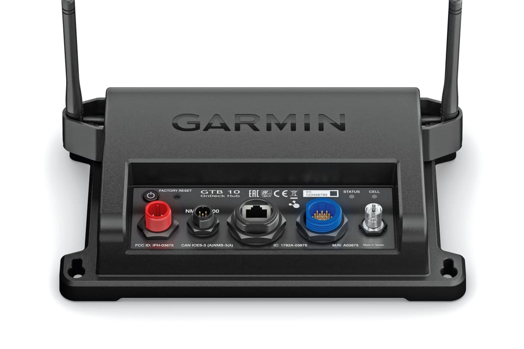 Garmin: OnDeck-Hub heißt das Gerät, das über 3G oder das LTE-Handynetz Daten an die App Active Skipper sendet. Die muss man herunterladen und ein Abo abschließen. Das kostet mindestens 14,99 Euro pro Monat im Rahmen eines Jahresvertrags. Dafür kann der Hub auch ohne aktivierte Navigationselektronik an Bord Positionsdaten übermitteln: Er verfügt über ein eigenes GPS und eine unabhängige Stromversorgung. So kann bis zu 48 Stunden der Standort der Yacht gemeldet werden, auch wenn das Gerät abgeklemmt wurde. Der OnDeck-Hub kann übrigens auch NMEA2000-Daten anderer Hersteller verar­beiten und versenden. Ein Schaltausgang aktiviert bei Bedarf die Navigationsgeräte an Bord und ausgewählte Sensoren. So muss die Elektronik nicht dauernd eingeschaltet sein