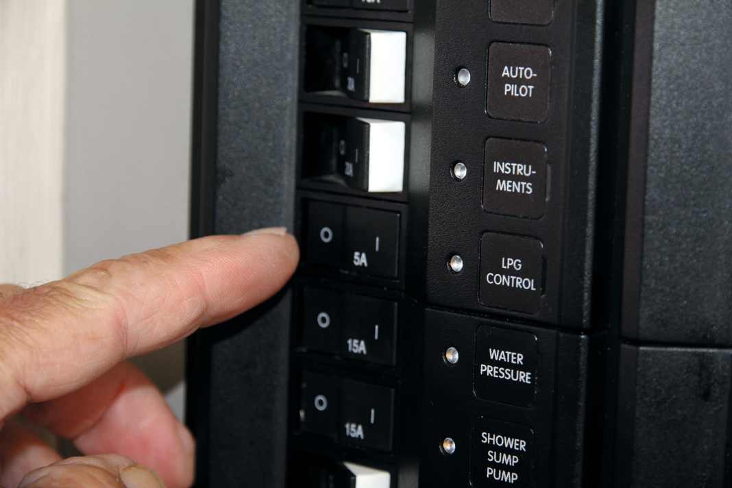 To use the cooker, first switch on the gas valve. (6a)