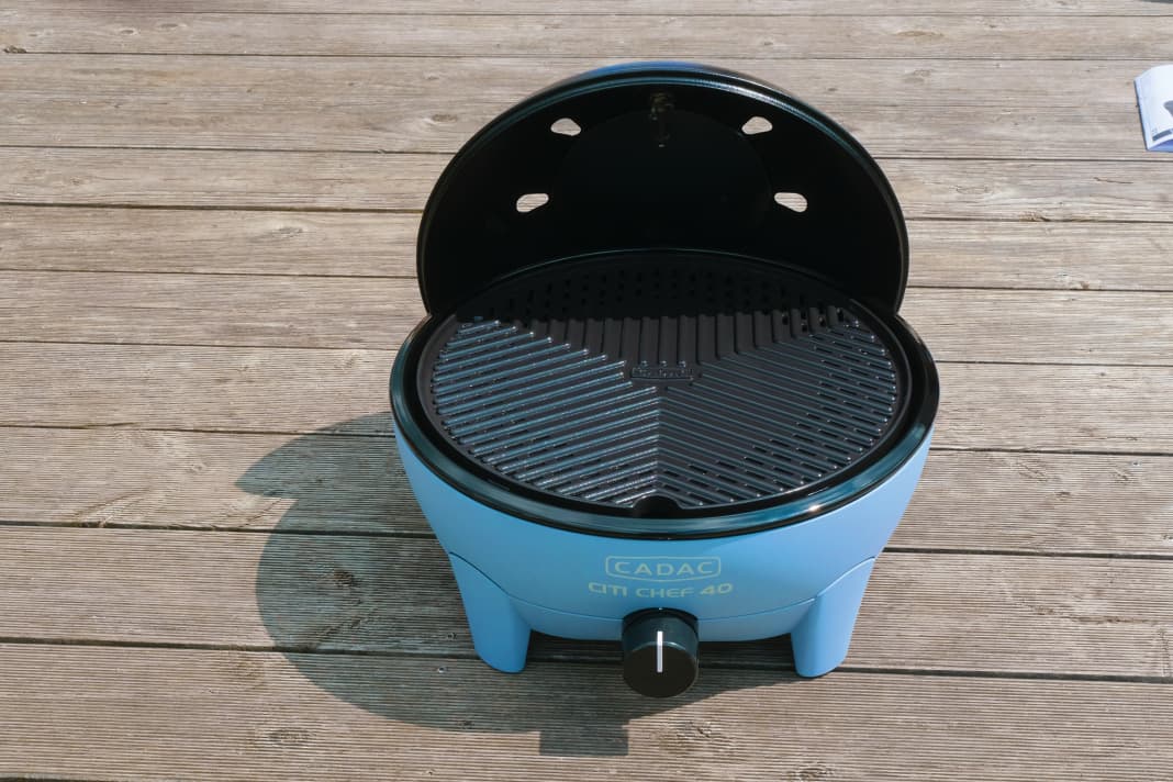 The Citi Chef 40 has a large grill grid and gets very hot with excellent heat distribution and easy regulation. A thermometer is integrated in the lid to monitor the cooking process. A practical bag is included for transport and storage. The gas connection is not included, several standards are optionally available
