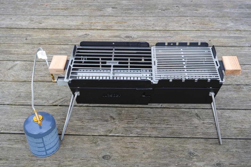 The rather small Knister grill can be pushed together thanks to its ingenious design; the resulting small storage space is suitable for on board. Unfortunately, the burner did not come up to temperature in the test; the grill only got hot when it was pushed together. The manufacturer is aware of the problem, which is said to have been caused by a defective gas hose