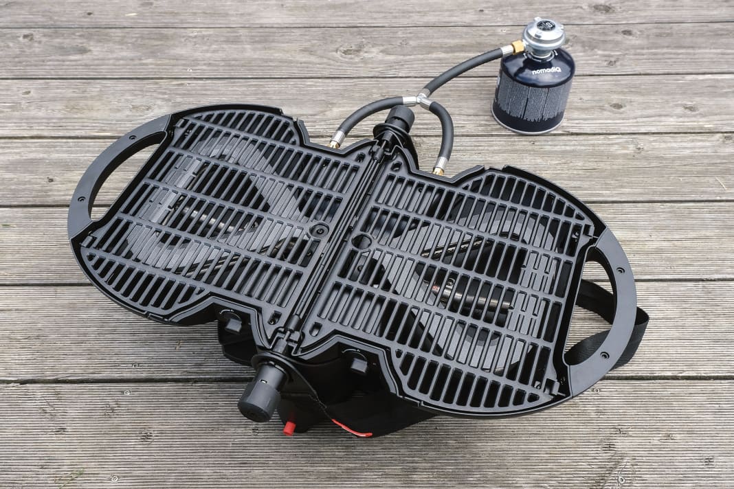 Füße ausklappen, entriegeln und aufklappen: Fertig ist die circa 54 x 25 Zentimeter messende Grillfläche – ausreichend auch für eine große Crew. Beide Seiten des Grillrosts können separat eingestellt werden. Die einzeln an den Füßen zu befestigenden Fettauffangschalen darf man nicht vergessen, sonst tropft es aufs Deck. Die Reinigung ist umständlich