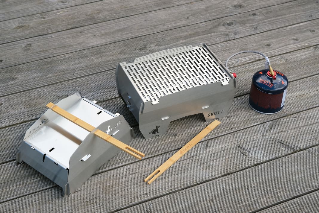 Beim ersten Auspacken ist der Skotti ein dreidimensionales Puzzle. Dank sehr guter Anleitung ist der Aufbau dennoch kein Problem, und beim zweiten Mal geht alles fix. Der Grill wird zügig heiß und bietet ausreichend Platz für Fleisch und Gemüse für vier Personen. Als Option gibt es einen praktischen Deckel und eine Grill­zange. Auch mit Kohle