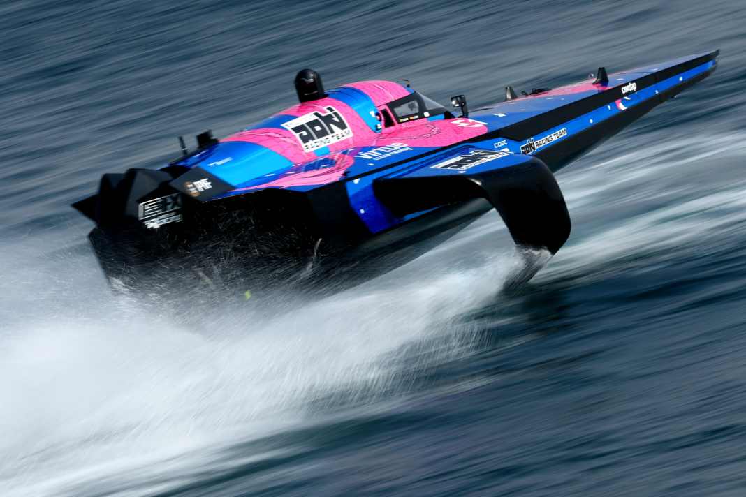 E1-Saisonauftakt in Dschidda: Die Gewinner Sara Misir und Dani Clos vom Aoki Racing Team beim freien Training zum Auftakt der Weltmeisterschaft im Januar 2026.