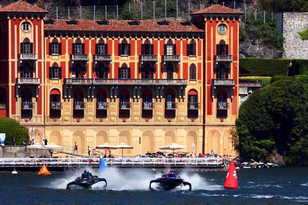 Historische Kulisse: Die RaceBirds der E1 Series vor der prachtvollen Fassade der bekannten Villa d’Este am Comer See.