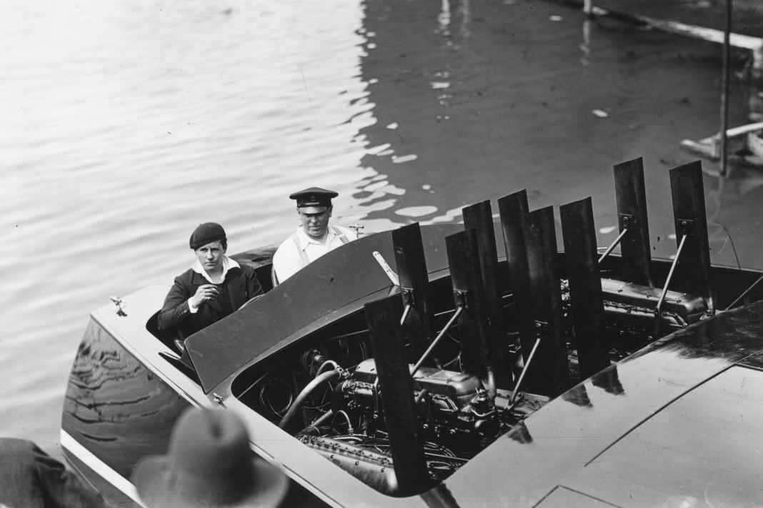 May 1930: Joe Carstairs and her engineer Joe Harris on board the "Estelle IV" before the start of the British International Trophy in Detroit. The plan was to break the British speed record.