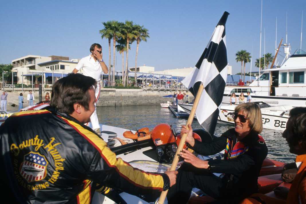März 1977: Billy Martin übergibt Betty Cook die Zielflagge beim Bushmills Grand Prix in Newport Beach. Nach Martins Disqualifikation wurde Cook der Sieg im Offshore-Rennen nachträglich zugesprochen.
