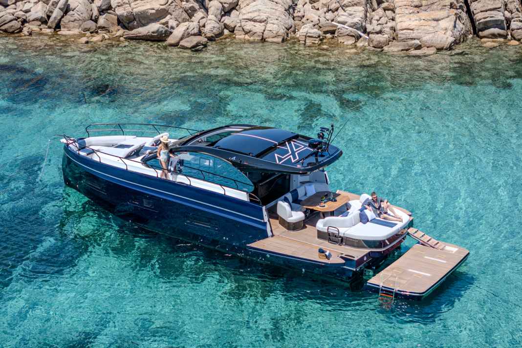 Gran Turismo 50 Alpine Limited Edition: With a surface area of seven square metres, the retractable swim platform is akin to a jetty; at the stern, the side panels fold down to create a six-metre-wide cockpit.