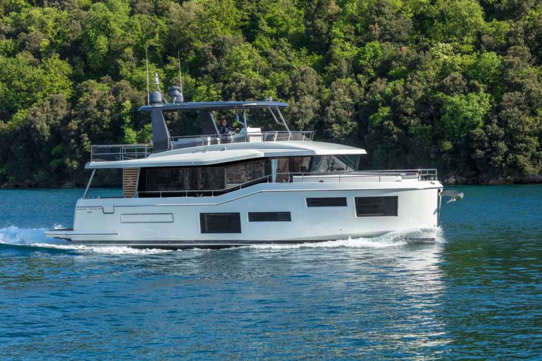 Die Flybridgeyacht von der Seite.