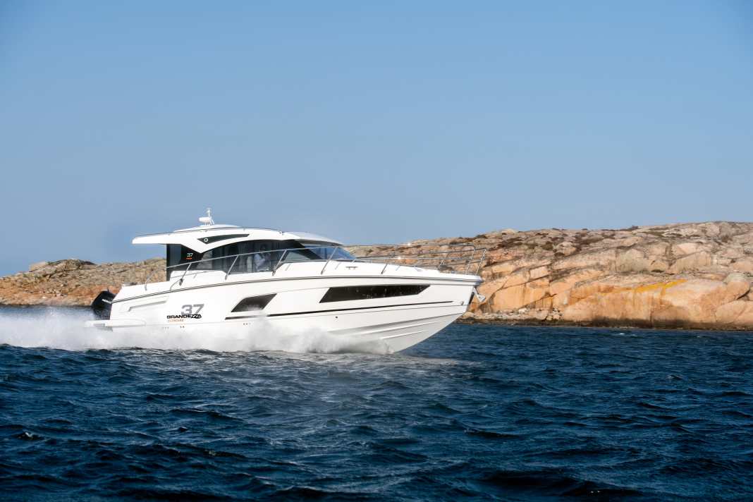 Die Grandezza 37 Outboard in voller Fahrt.