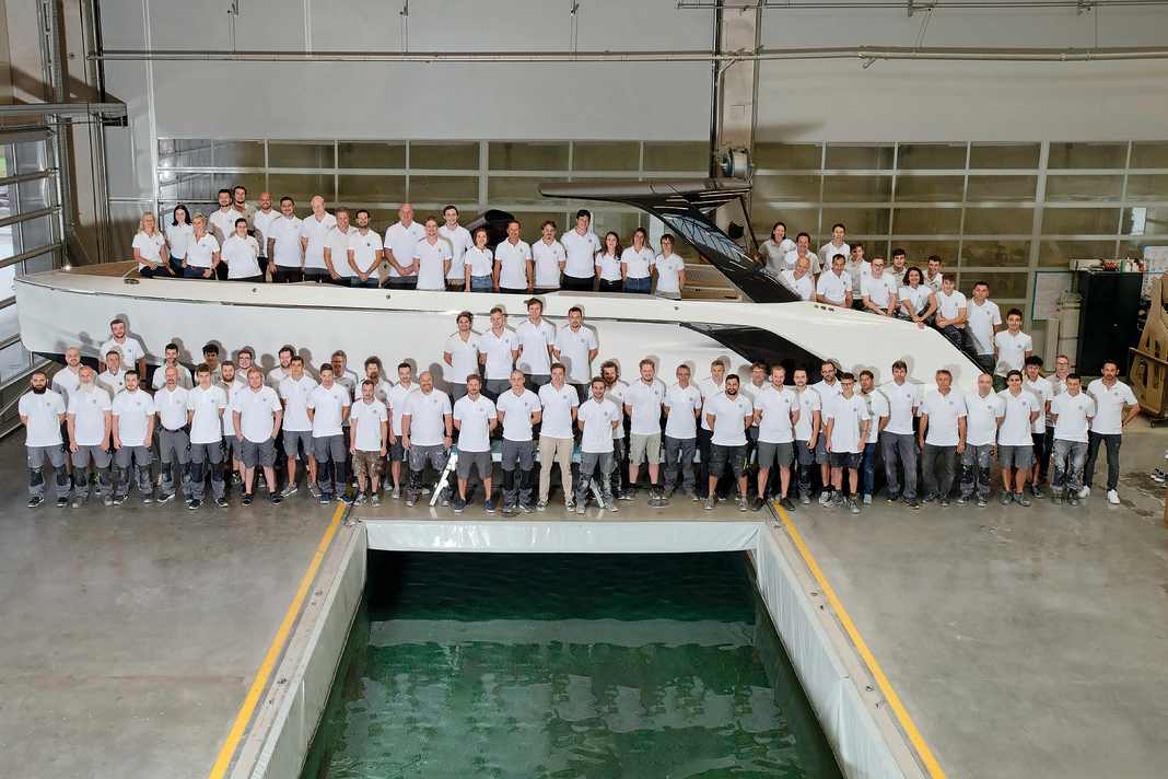 In der neuen Werft in Ohlsdorf stellen rund 90 Mitarbeiter etwa 80 Boote pro Jahr her.