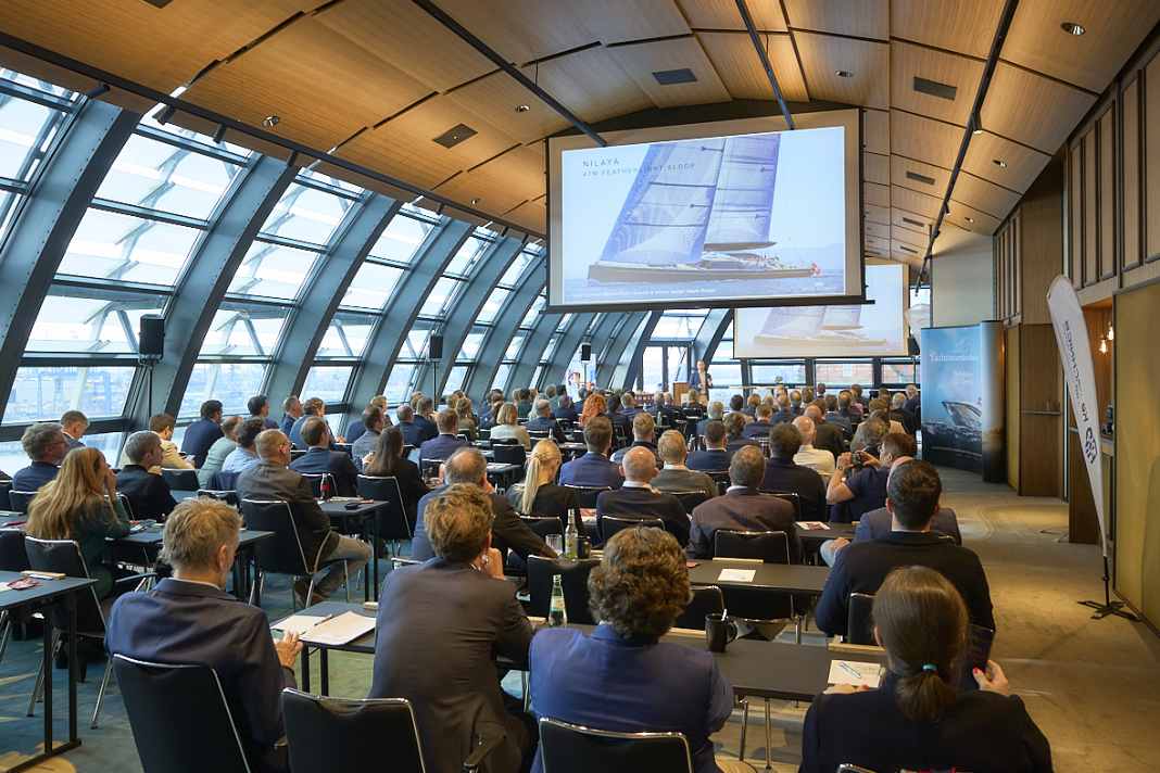 Salle comble à l'hôtel Hafen Hamburg.
