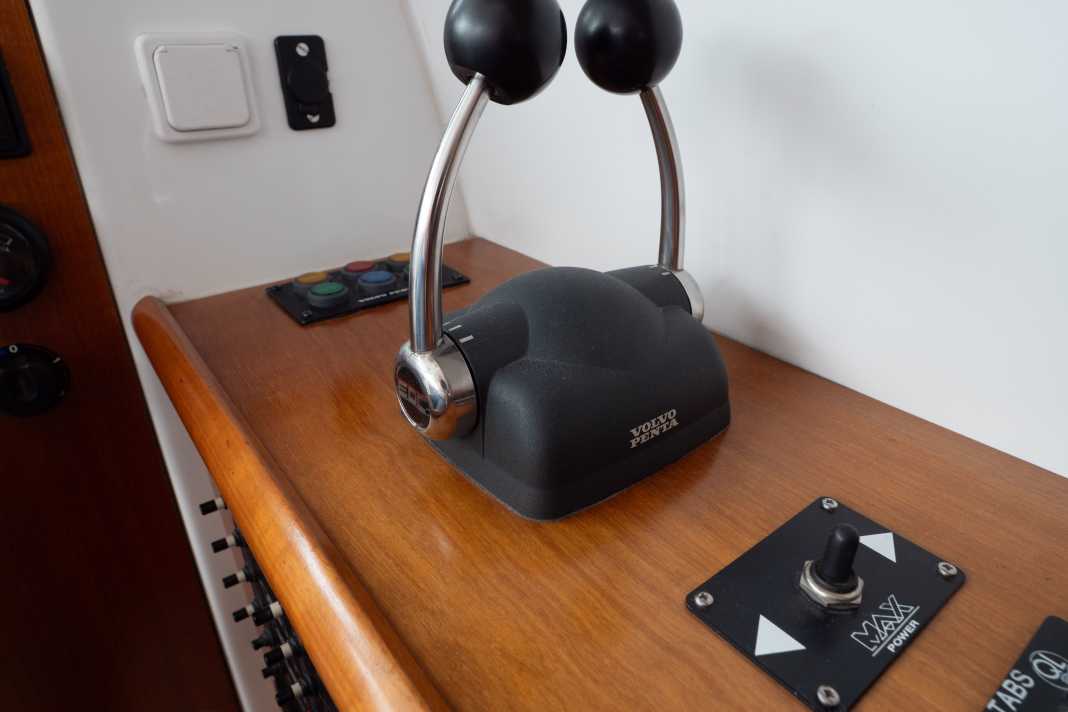 Lever on the table: Once the machine has warmed up, there is nothing wrong with a few minutes at full throttle - the engine is made for it. If a problem occurs, it was already there. All the better to identify it before you buy.