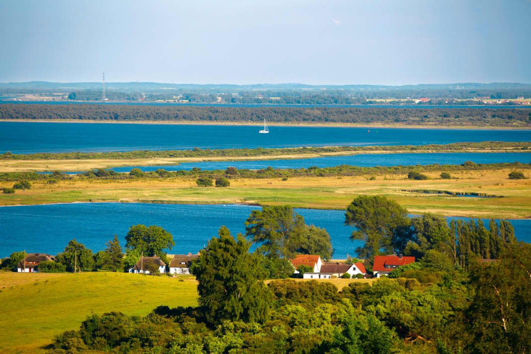 Blick vom Dornbusch auf den Vitter Bodden, die zu Rügen gehörende Landzunge Bug und Halbinsel Wittow
