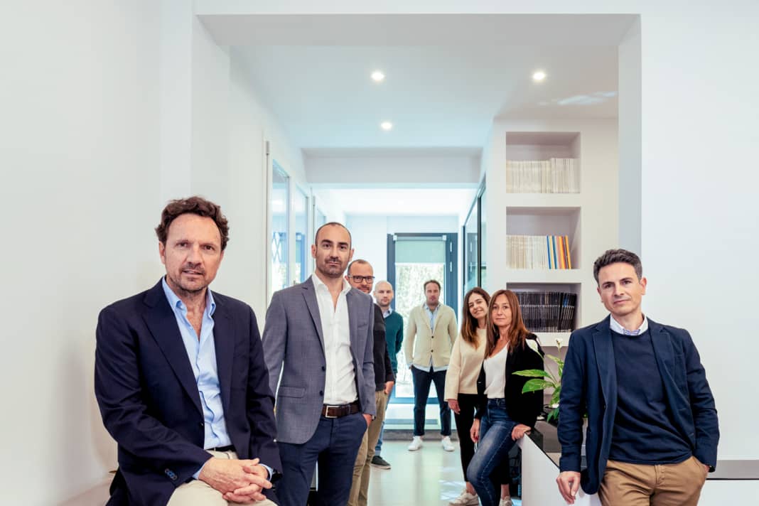 Studio Bozzo: Der Chef und sein Team aus Designern und Konstrukteuren arbeiten nahe Viareggio in  Pietrasanta. Hier  kommen fast alle  Leistungen aus einer Hand.