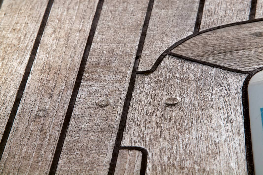 Überstehende Fugen reißen  leicht ab und hindern Regenwasser am Ablaufen. Das Holz leidet, und Algen wachsen