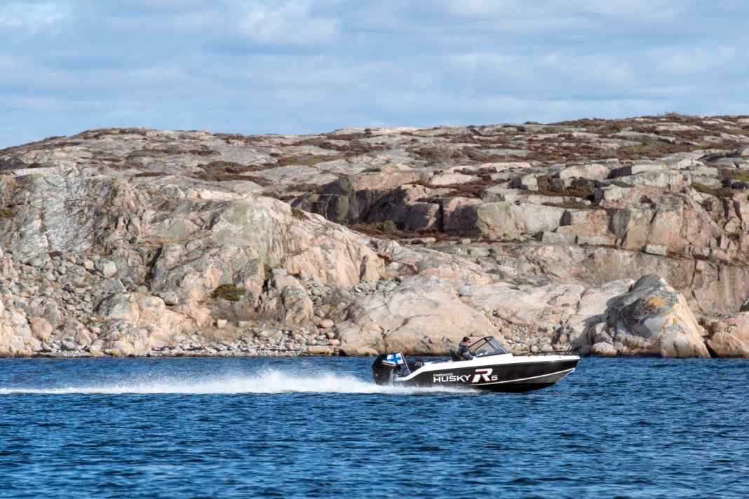 Die Husky R5 in Fahrt vor der schwedischen Küste. Mit 100 PS am Heck erreicht das 5,46 Meter lange Alu-Boot 36,5 Knoten.
