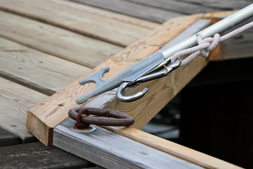 Le plus petit modèle est un peu lâche dans un rail de guidage, et il faut faire attention à ce que le mousqueton ...