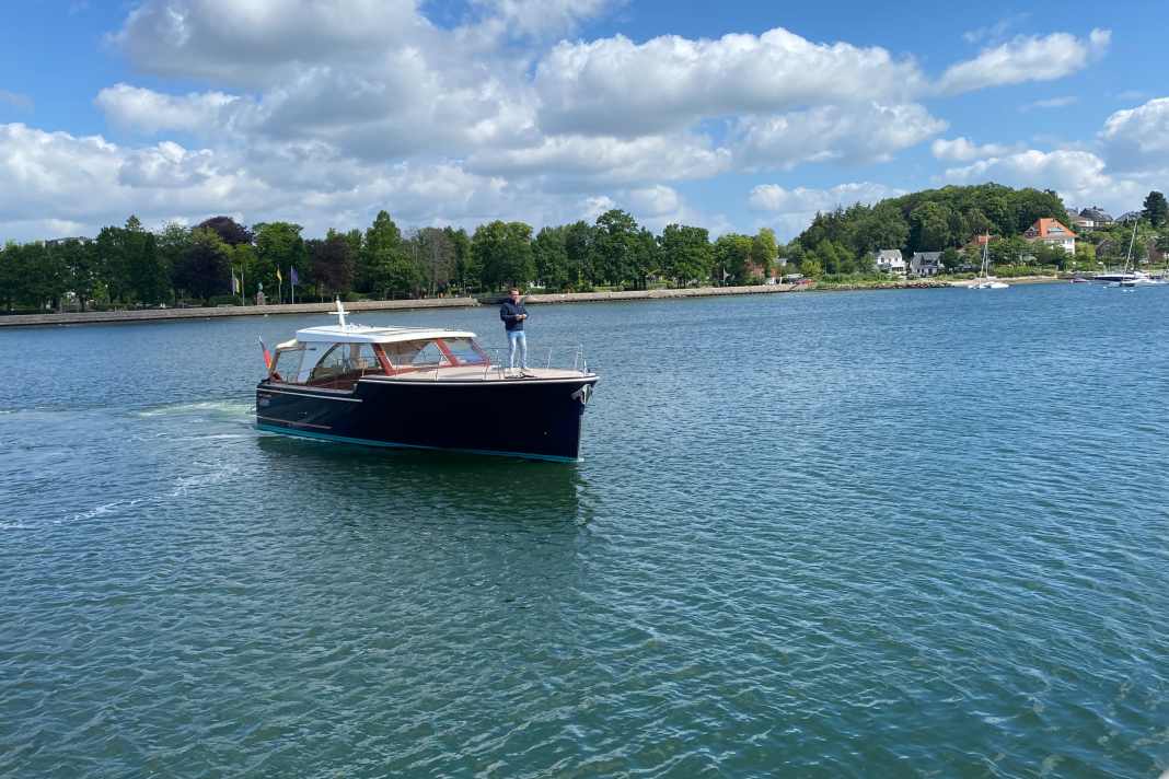 Beim Fahren im Hafen kann der Skipper stehen, wo er möchte.