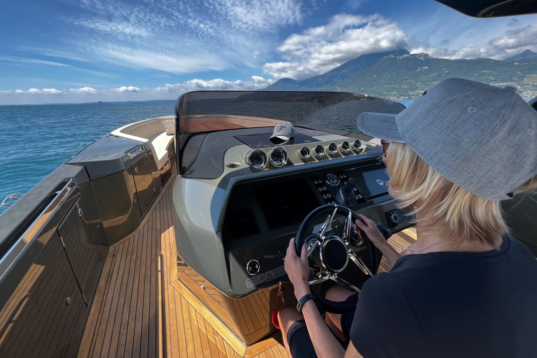 The test ride on Lake Garda with the Frauscher 1212 Ghost Air. It impresses with its technical details and handling characteristics