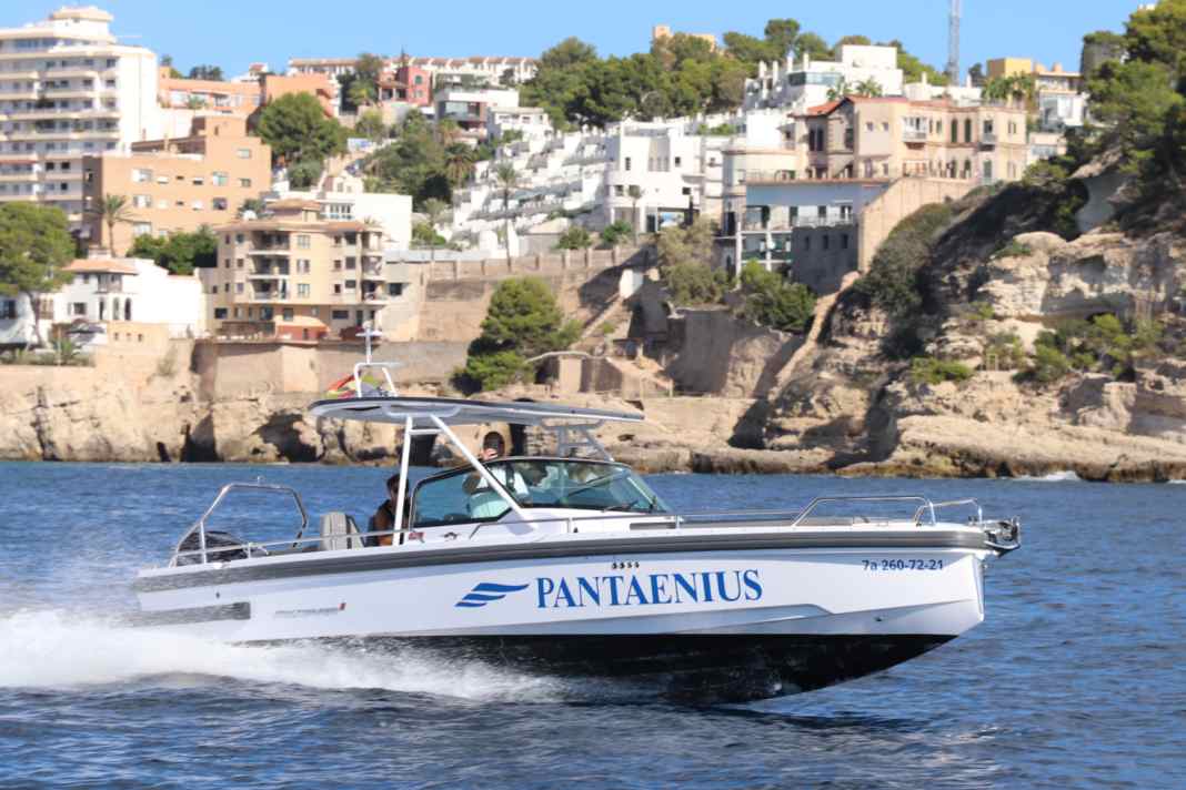 Always on board: the Pantaenius safety boat, also an Axopar