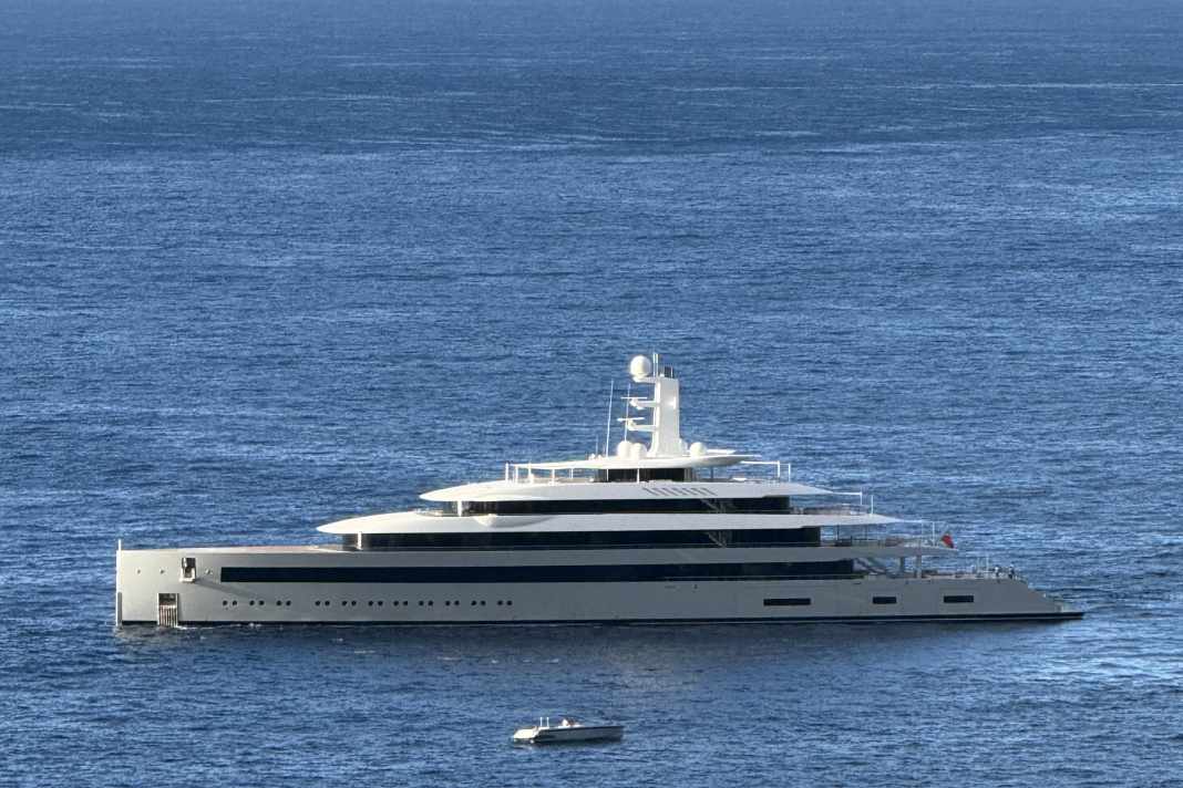 Die 99,50 Meter Feadship "Moonrise" steht für 325 Mio. Euro zum Verkauf. Eigner Jan Koum nahm vergangenes Jahr seinen neuen, nur 1,5 Meter längeren Neubau  gleichen Namens entgegen. Gebrauchtboote im Gigasegment sind äußerst rar.