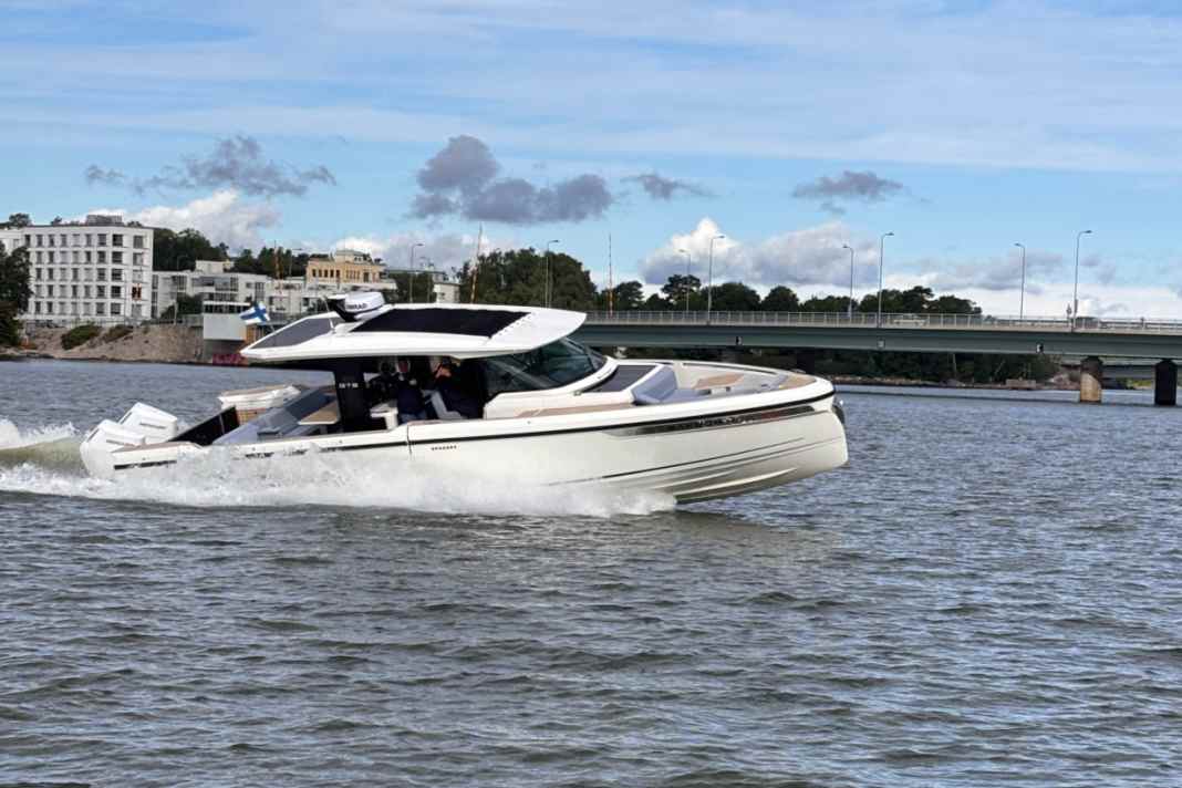 Die Saxdor 400 GTS vor Helsinki.