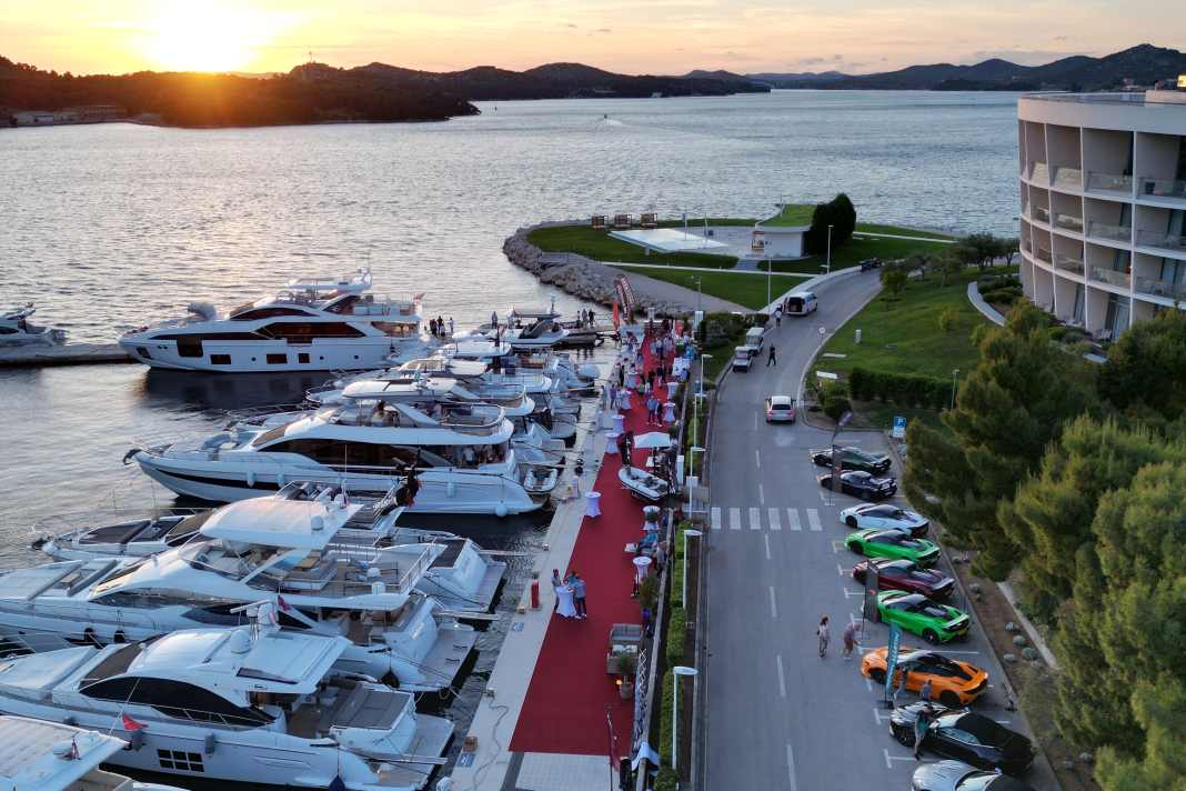 Superyachts meet Supercars beim Splendid Escape 2025