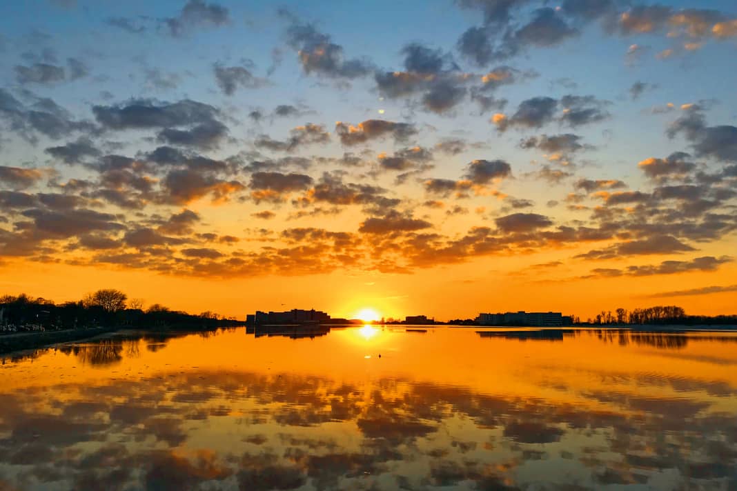 Sonnenuntergang über dem Binnensee von Heiligenhafen