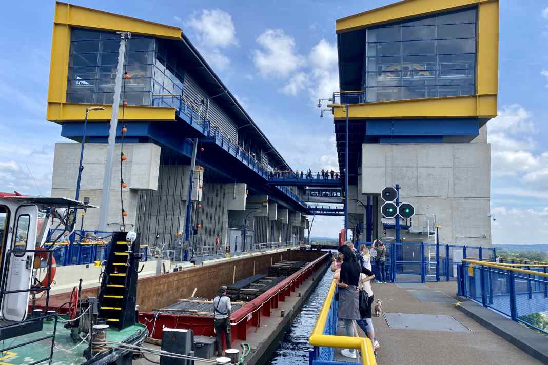 Pushed convoy entering the new Niederfinow ship lift from the headwater