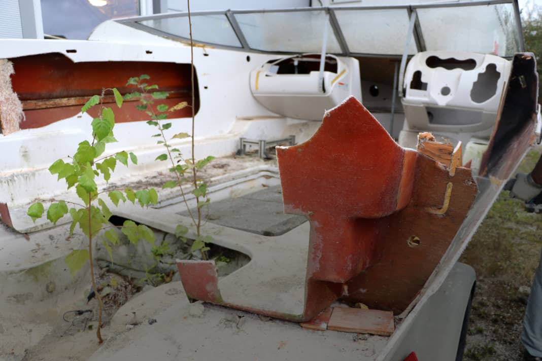 Die Spuren jahrelanger Lagerung unter freiem Himmel sind der alten FourWinns anzusehen