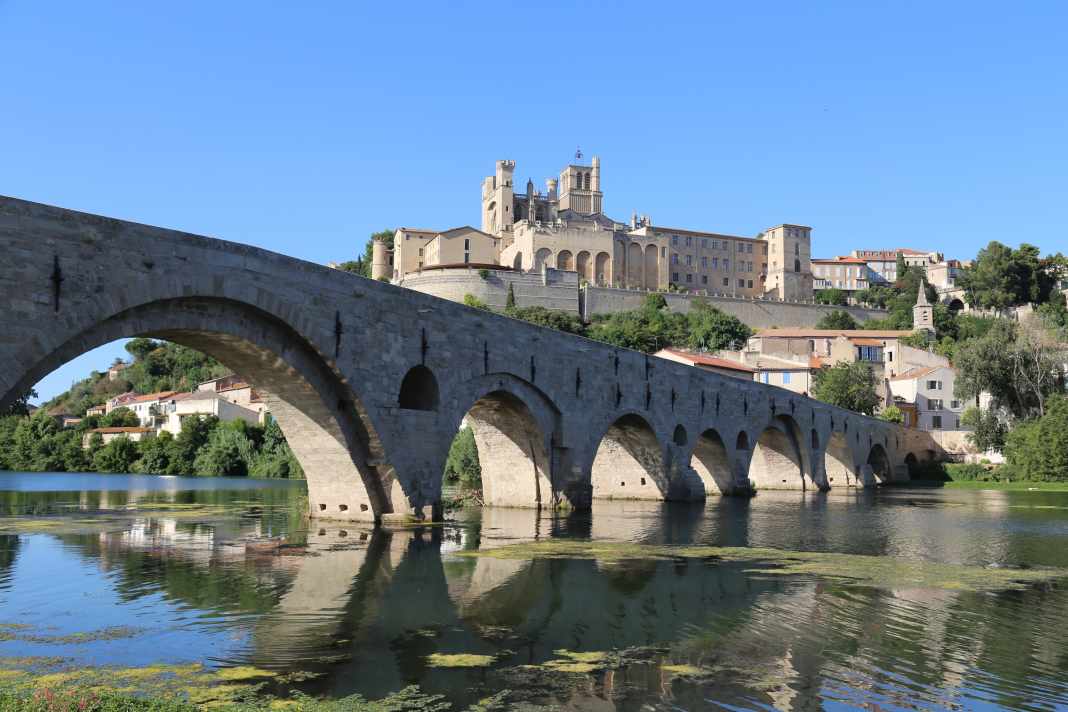 The old bridge (Pont Vieux) in Béziers. The Cathedral of Saint-Nazaire towers above it on the hill.
