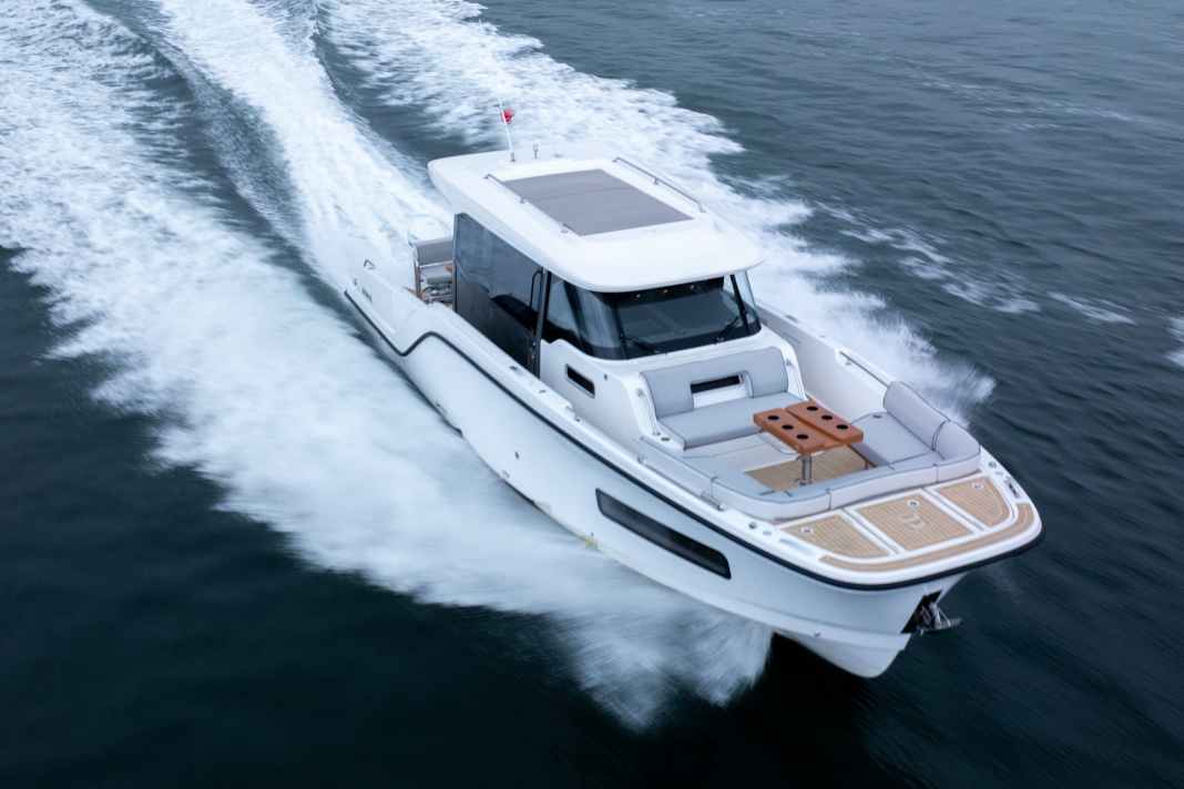 The new Aiata at full throttle with over 40 knots.