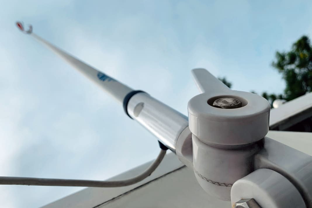 Der Spargel für den Funk. Schräg ist schick, aber wenn es auf gute Verbindung ankommt, muss die Antenne senkrecht stehen