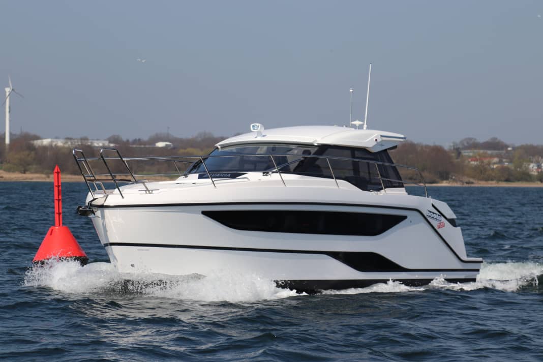 From the side, the Bavaria SR 33 looks almost like its big sister, the SR 36