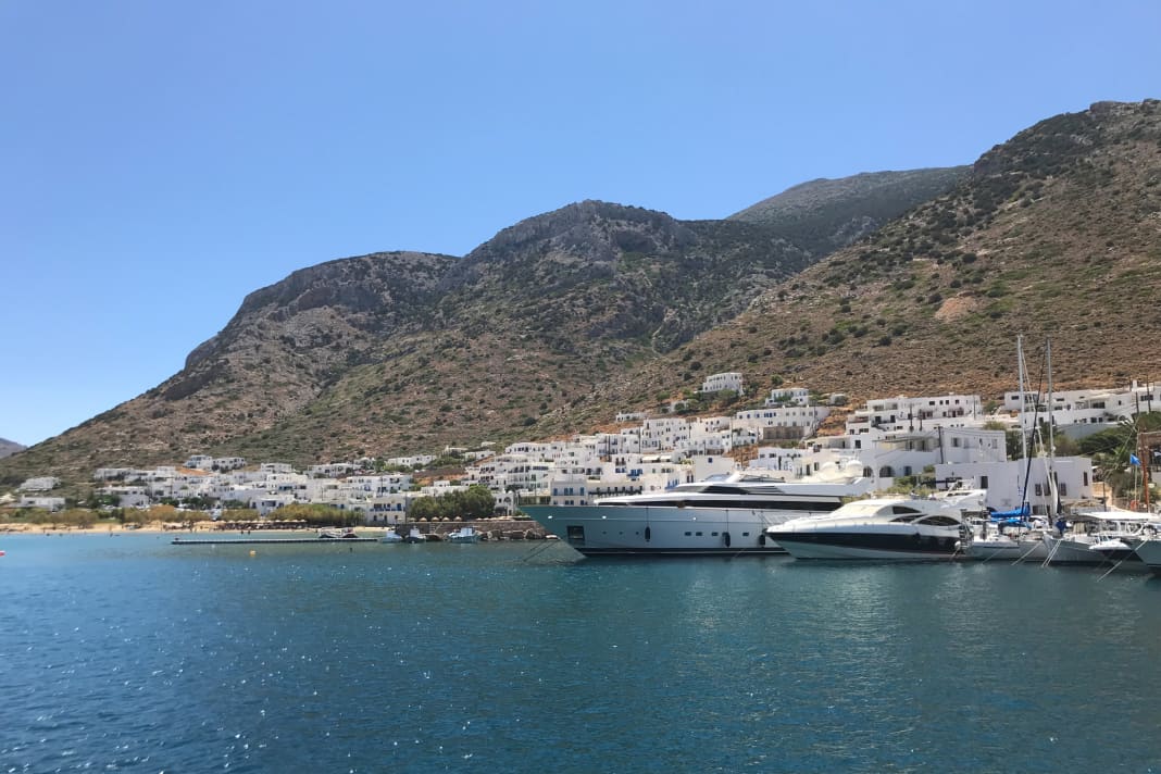 Vertörnte Anker im Hafen, weil mit Buganker statt Muring angelegt wird. Hier ist die Insel Sifnos im Hintergrund zu sehen