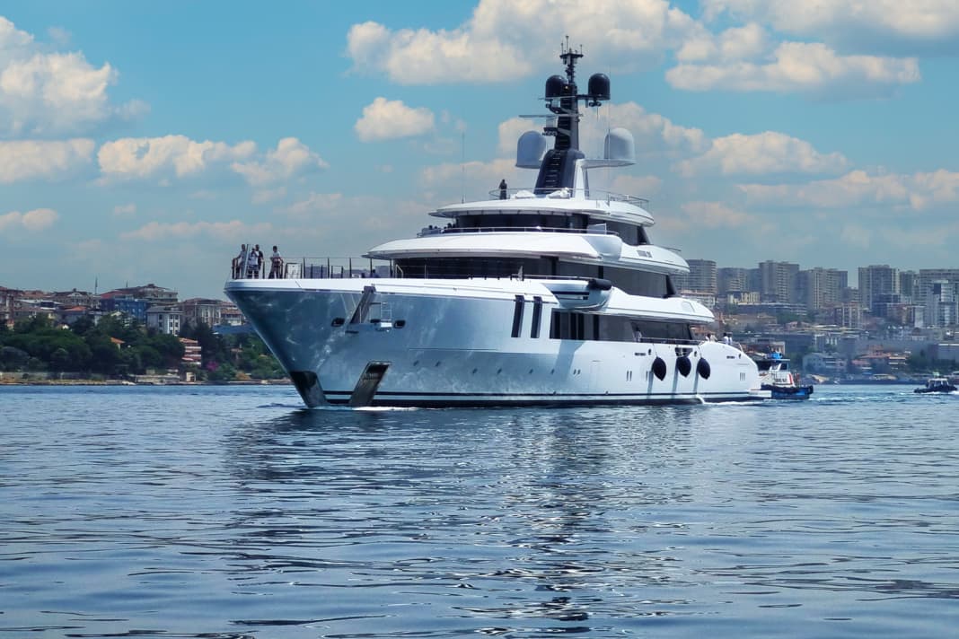 Die 75-Meter-Yacht von Turquoise verfügt über einen ungewöhnlich großen Beachclub, der sich nicht nur zur Badeplattform hin öffnet, sondern über aufklappbare Bordwände auch zu den Seiten