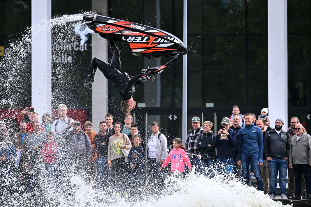 Breathtaking trick fireworks on the exhibition lake: Niels Willems, multiple European jet ski pro freestyle champion
