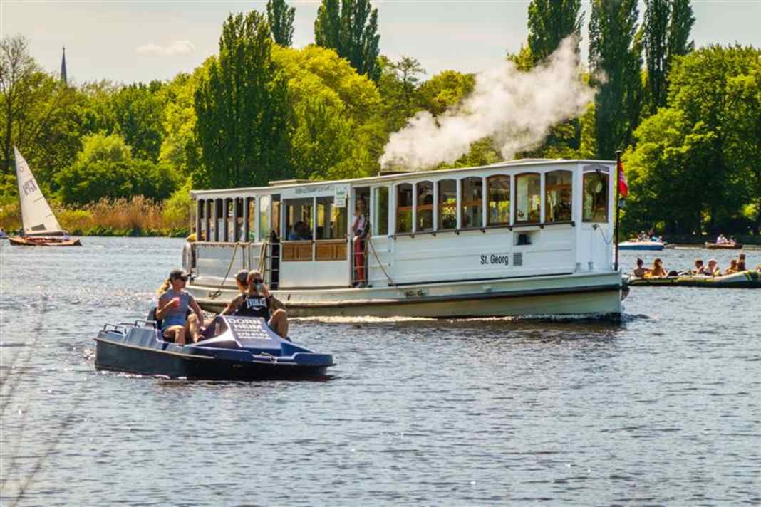 Der Alsterdampfer an einem typischen Sommertag auf der vollen Alster.