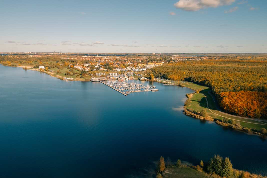 Der über 400 Hektar große Cospudener See entstand als Bergbaufolgesee und wurde durch die Lausitzer und Mitteldeutsche Bergbau-Verwaltungsgesellschaft künstlich hergestellt.