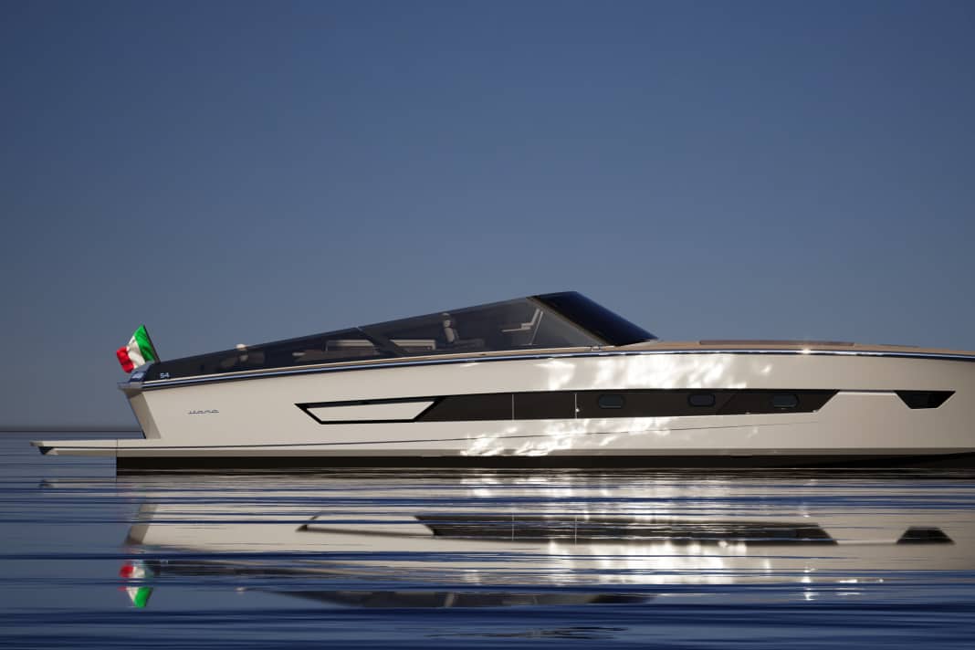 Itama 54: Die Konstrukteure und Strategen von Ferretti – die Gruppe kaufte Itama 2004 – gingen die Entwicklung des 16,44 Meter langen und 4,73 Meter breiten Powerformats behutsam an.