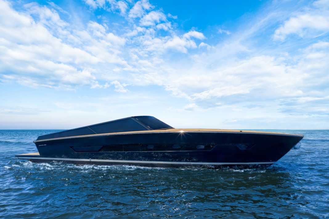 Klassische Linienführung: Itama 54 mit langer Badeplattform