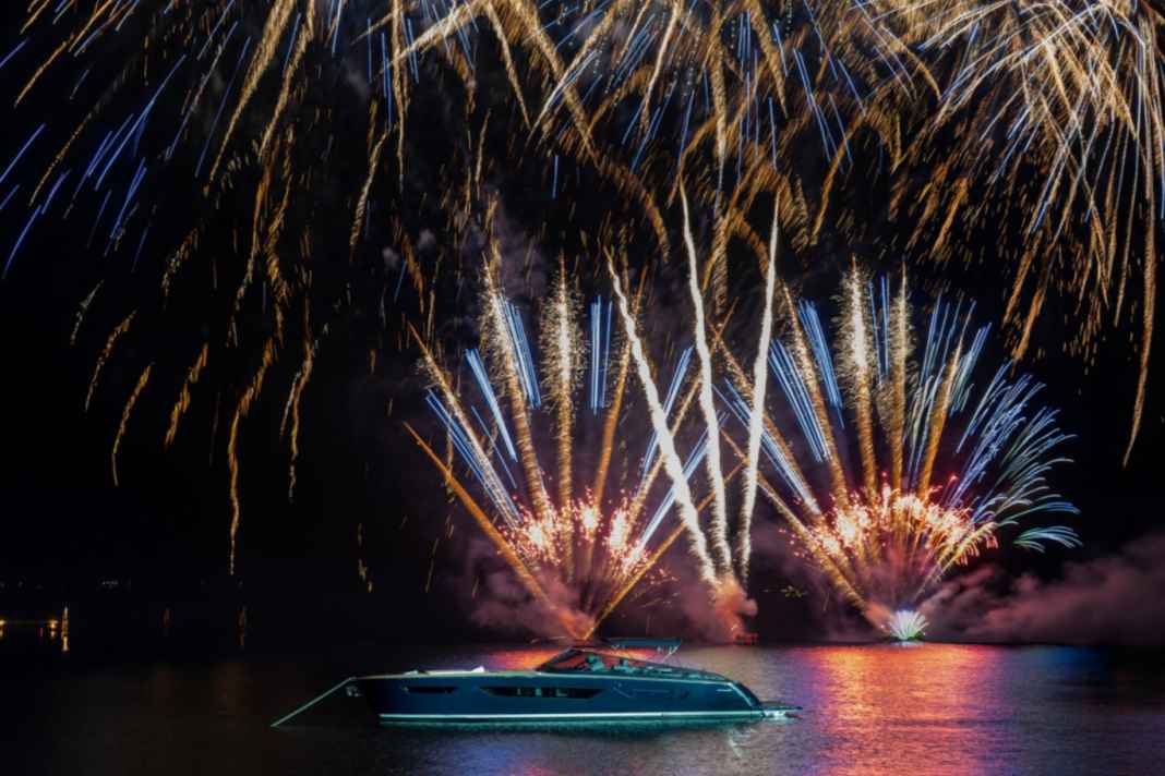 Feuerwerk: Große Show für die Itama 70.