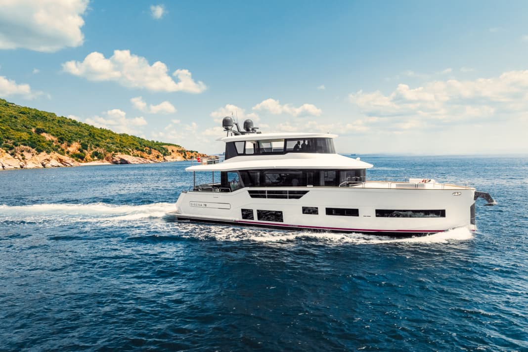 Sirena 78: The hull shape makes propulsion efficient. At a speed of nine knots, the engines swallow only 49 litres per hour. Depending on the propulsion option, a top speed of 26 knots is possible