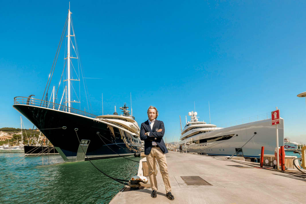 Zwei Riesen: Club de Mar-Mallorca-Präsident José Luis Arrom auf dem Gigayacht-Pier  zwischen der 89-Meter-Amels „Here Comes  The Sun“(l.) des neuseeländischen Unternehmers Graeme Hart und der 88-Meter-Feadship „Zen“ eines chinesischen Milliardärs