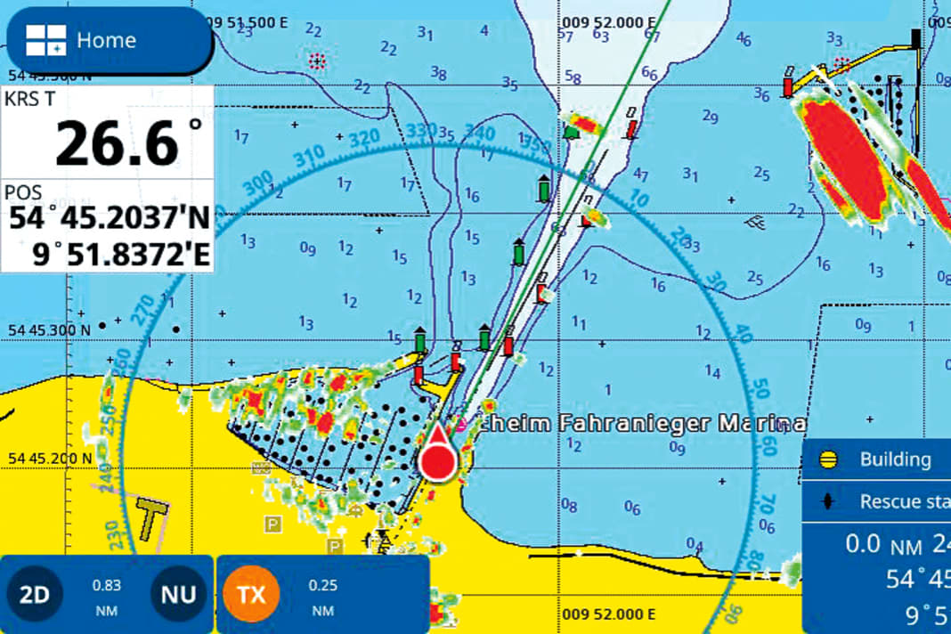Furuno: Die Automatik im Hafenmodus blendet viel aus. Alle für die Orientierung wichtigen Echos (Tonnen, Hafenmole, nahe Fahrzeuge) bleiben jedoch sichtbar und sind für ein Radar dieser Größe recht scharf. Radarechos können Seezeichen verdecken