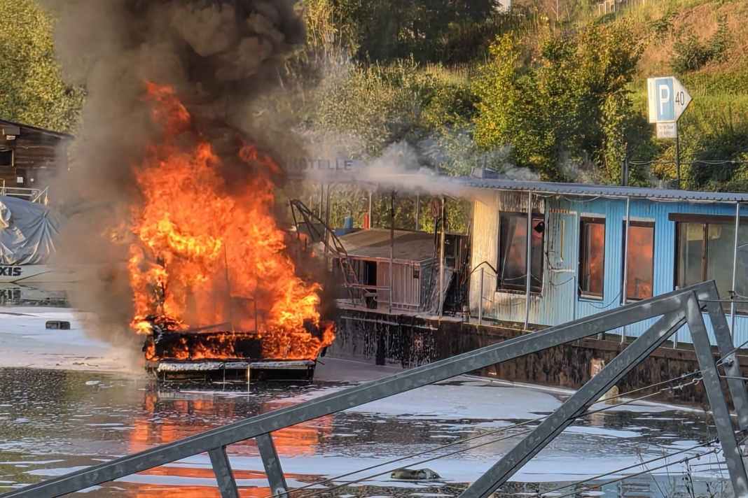 Beim Eintreffen der Feuerwehren stand das Motorboot bereits in Vollbrand.