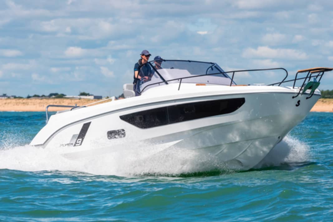Bénéteau Flyer 9 Sundeck (F): 9.10 m long, 2.97 m wide, displacement 3350 kg (not measured). 1 -2 Outboard up to 500 hp: € 91,392 (not included)