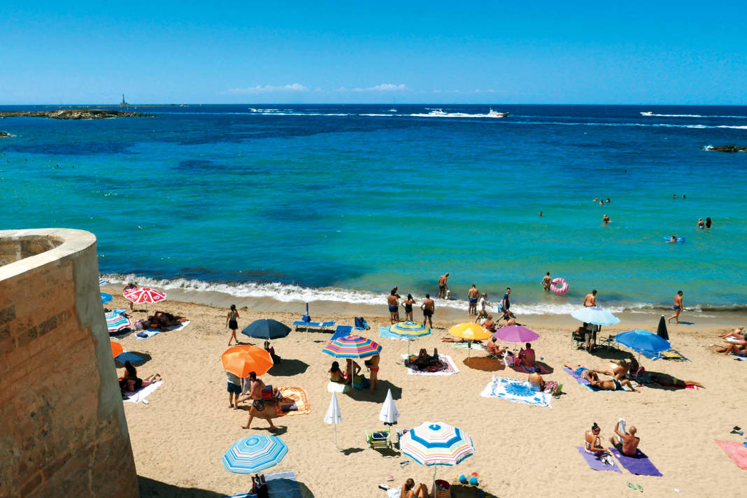 Pure joy: the Spaggia della Purità - "beach of purity" - in Gallipoli. The lighthouse of the Isola di Sant'Andrea in the background