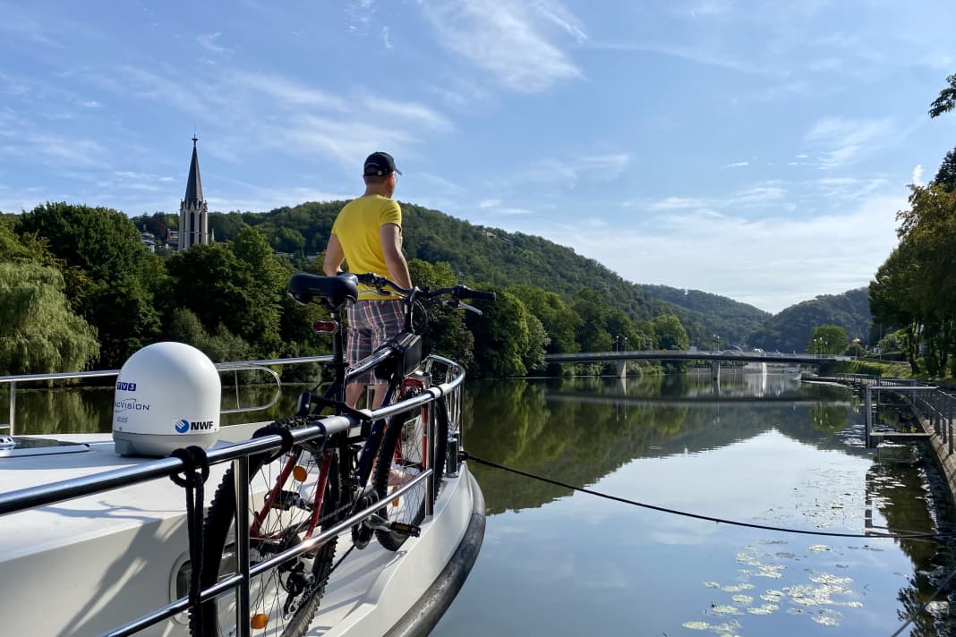Our yachts at the public jetty in Bad Ems, with the spa gardens and St Martin's tower on the left and the Kaiserbrücke bridge ahead