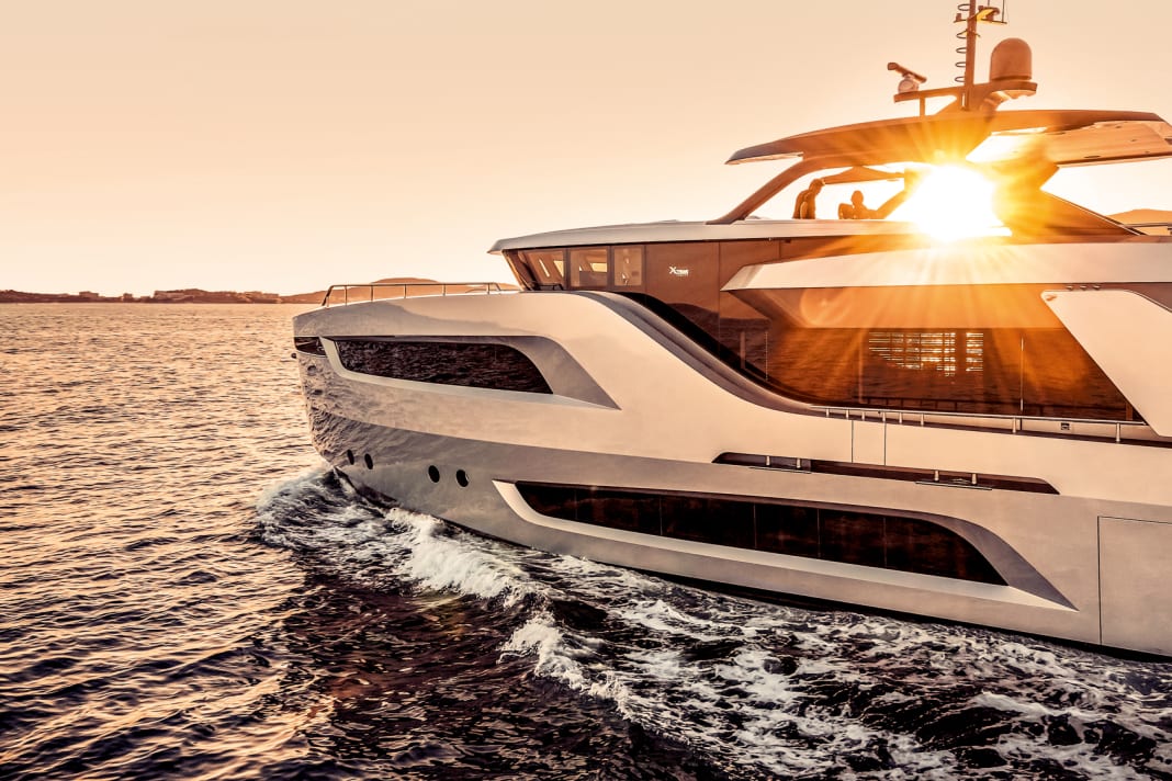 Kraftvoll: Der niederländische Designer Bernd Weel spendierte der X-treme 105 eine muskulöse Fassade mit vielen Fasen. Achtern ist die Garage für Zweit-Tender und Toys zu sehen